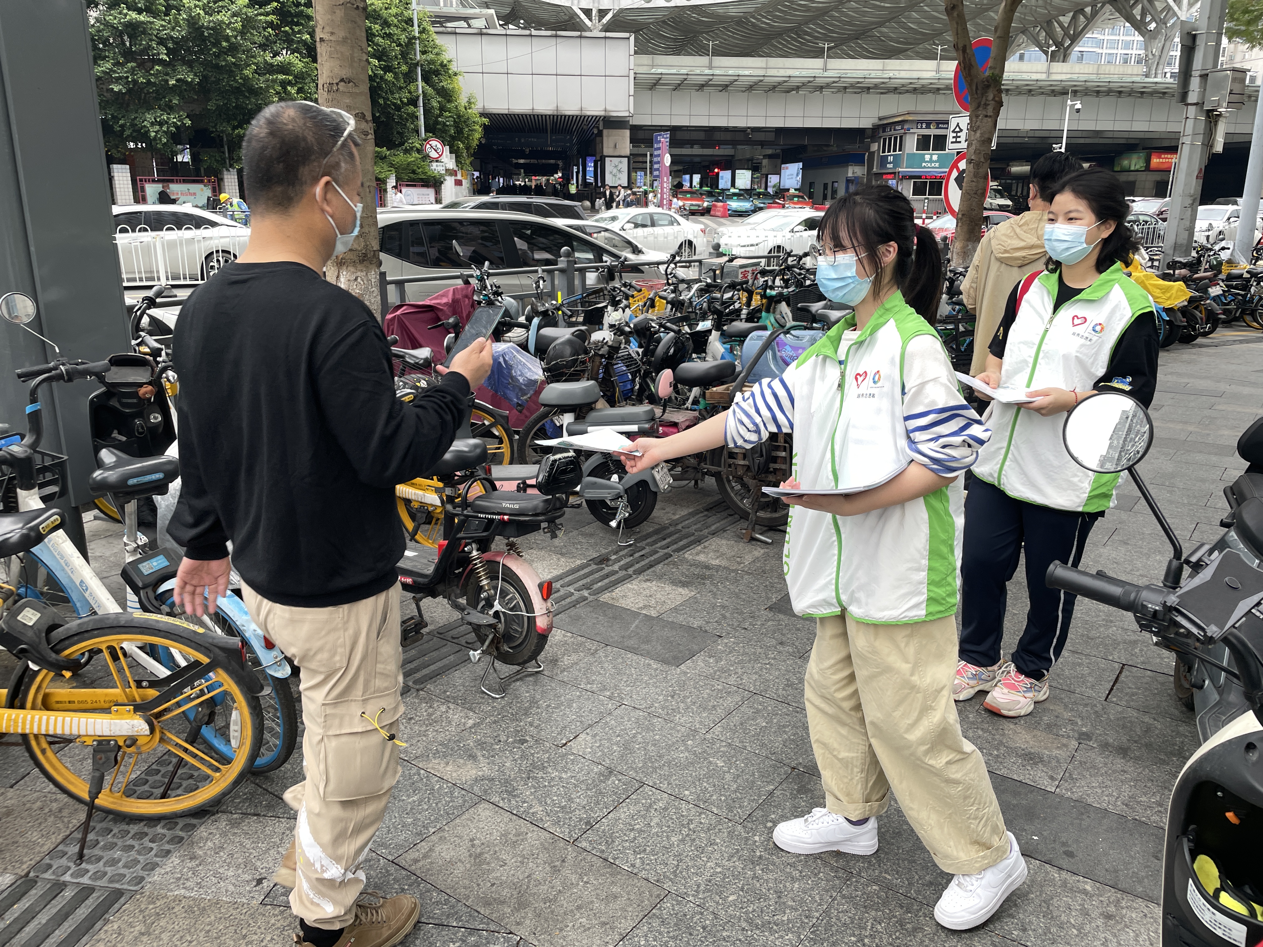 志愿者在行动上街擦洗共享单车,志愿者整治共享单车