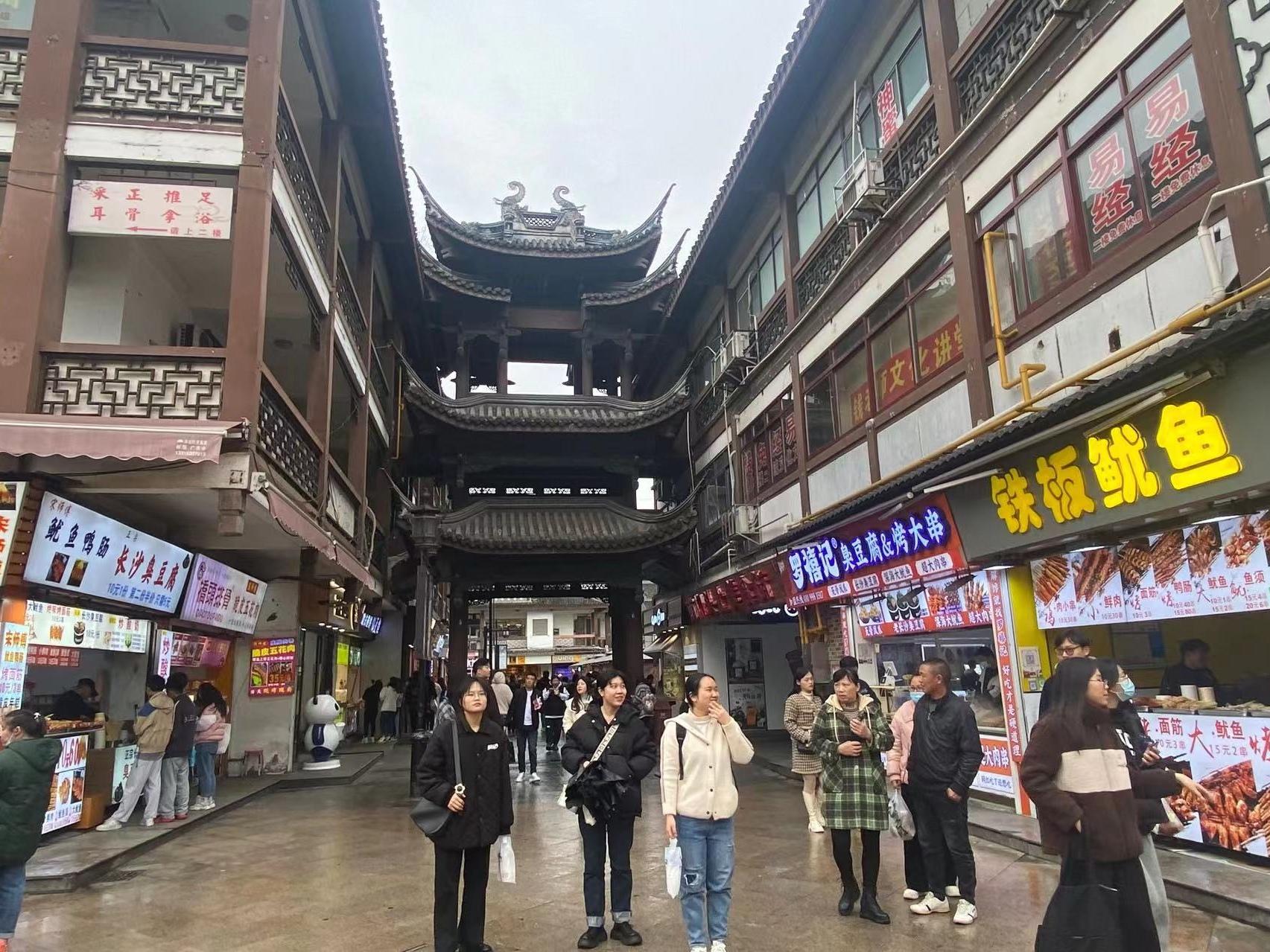 无锡正宗的特色小吃在哪里,无锡南门头上美食街