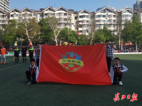 大人和小孩踢球比赛,大人和小孩比赛踢足球