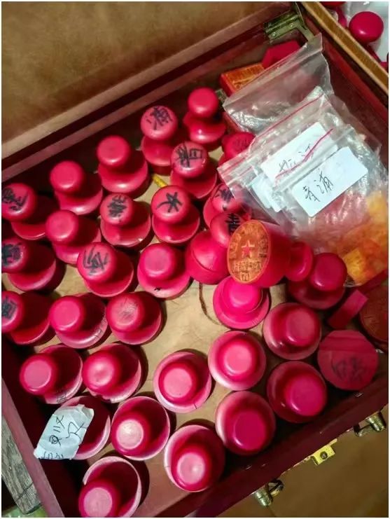 女主播买“*证假**”减龄只为吸引“榜一大哥”，女子公然在朋友圈叫*身卖**份证不到两周落法网！