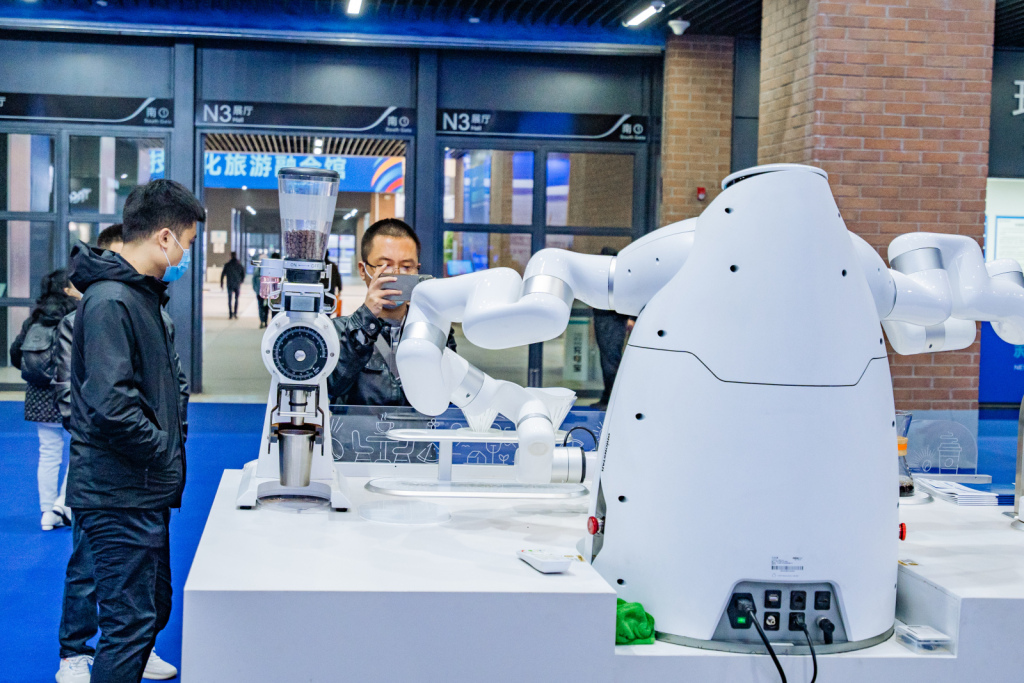 众多“黑科技”亮相，沉浸式体验受追捧！记者探营2023青岛数字文化应用发展大会6大展馆