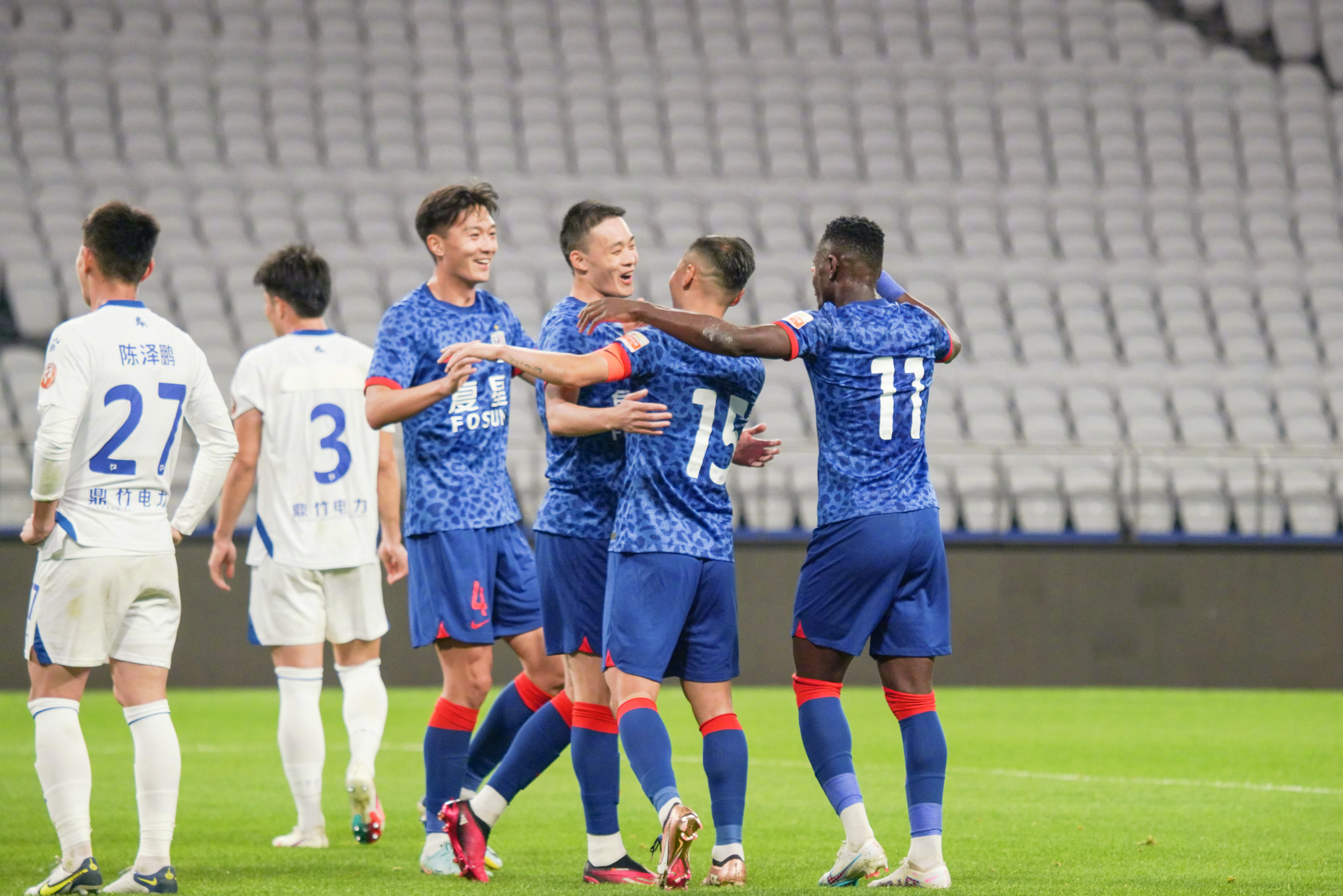 八万人客场申花球迷助威,上海申花八万人体育场震撼场面