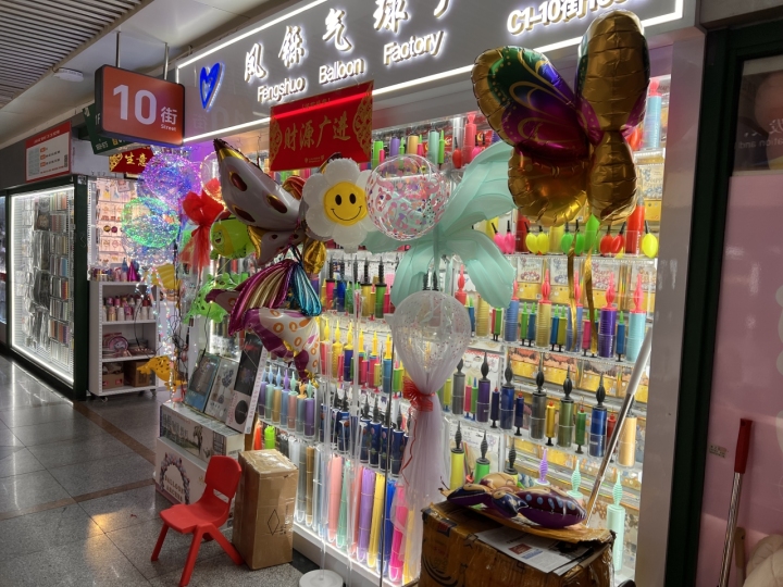 摆摊吧少年完整版视频,摆摊小伙跑到义乌