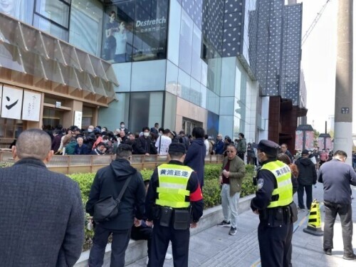 一条吐司300元?“今早店门口有人被警方带走了”