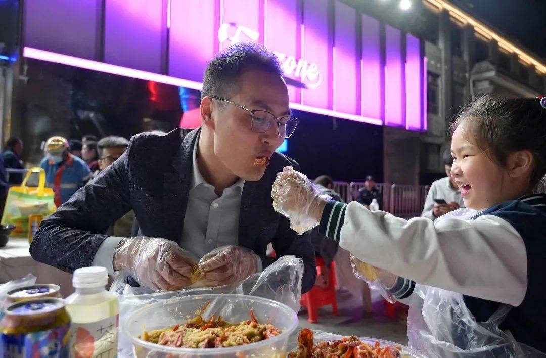 淮安万人龙虾节,淮安1415万人龙虾宴现场直播