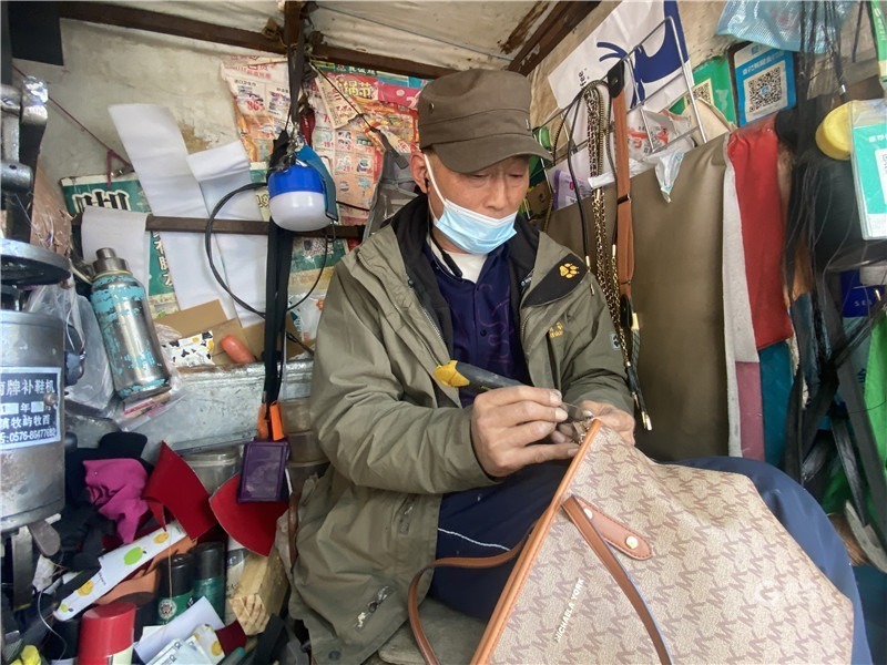 修修补补中重温“烟火气”！青岛市井街巷修补小店藏着“守艺”人
