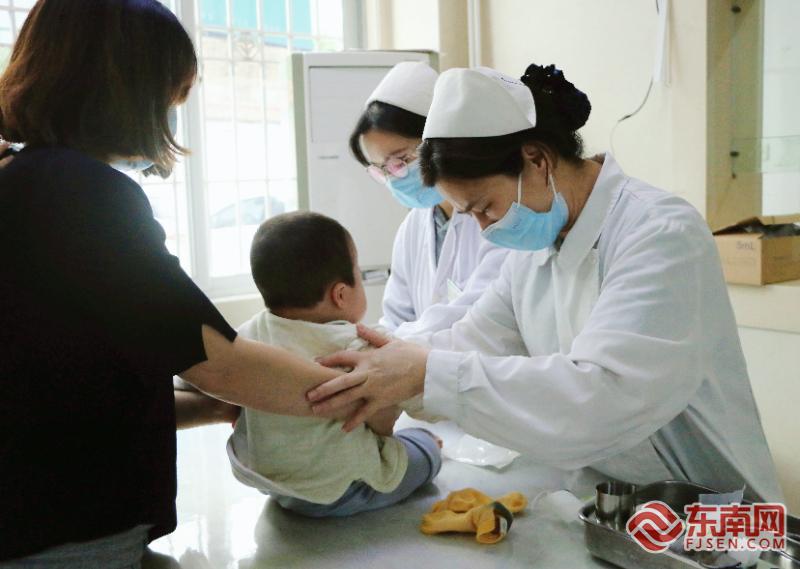 宁德市中医院开展护士节慰问活动