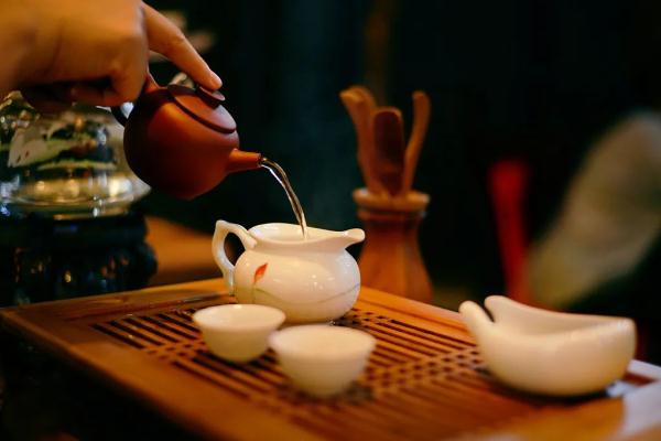 男性长期喝茶与喝白开水哪样更好,长期喝白开水和长期喝茶哪种好