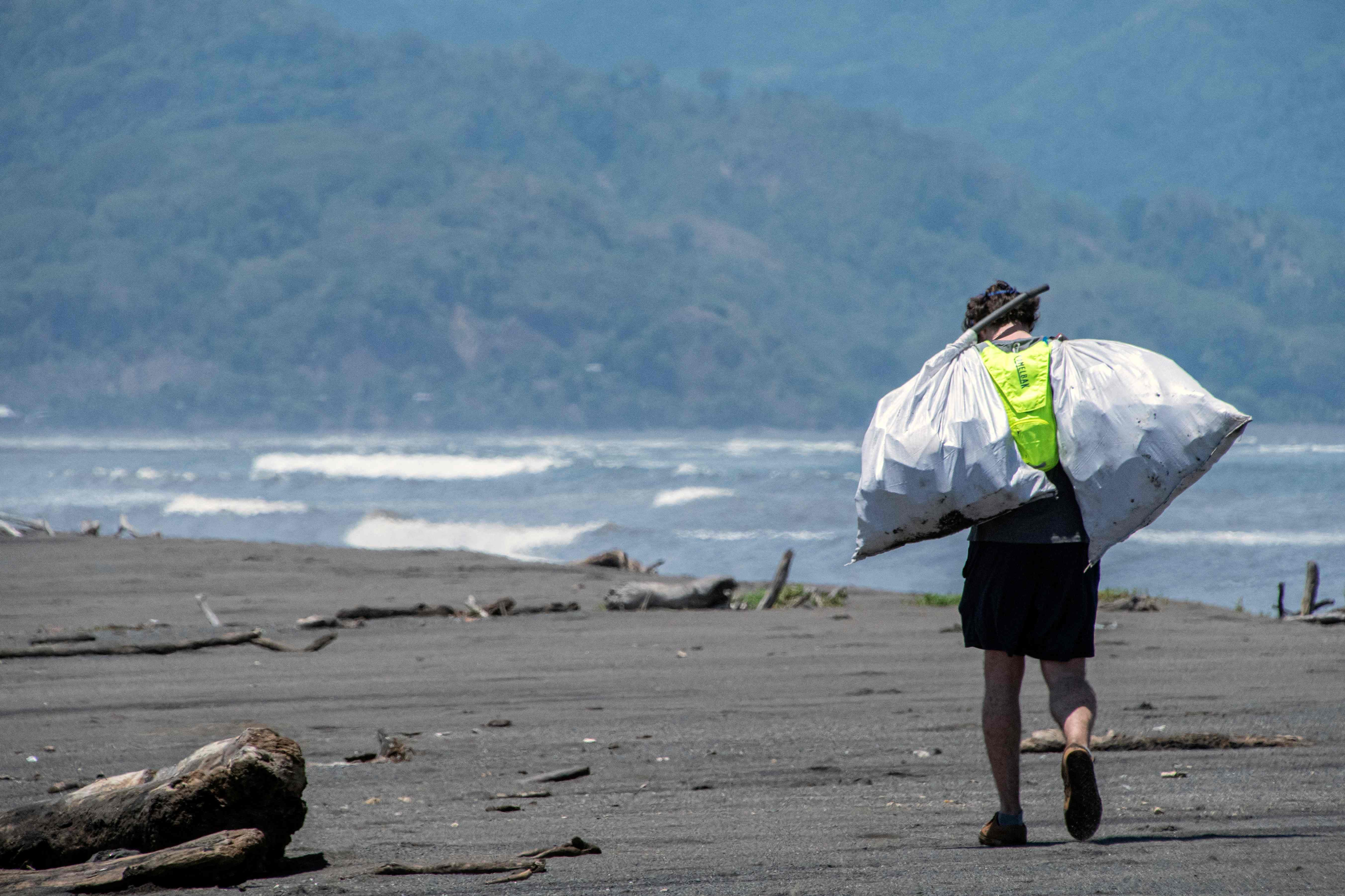 英国海滩垃圾清理,斯里兰卡海滩垃圾清理