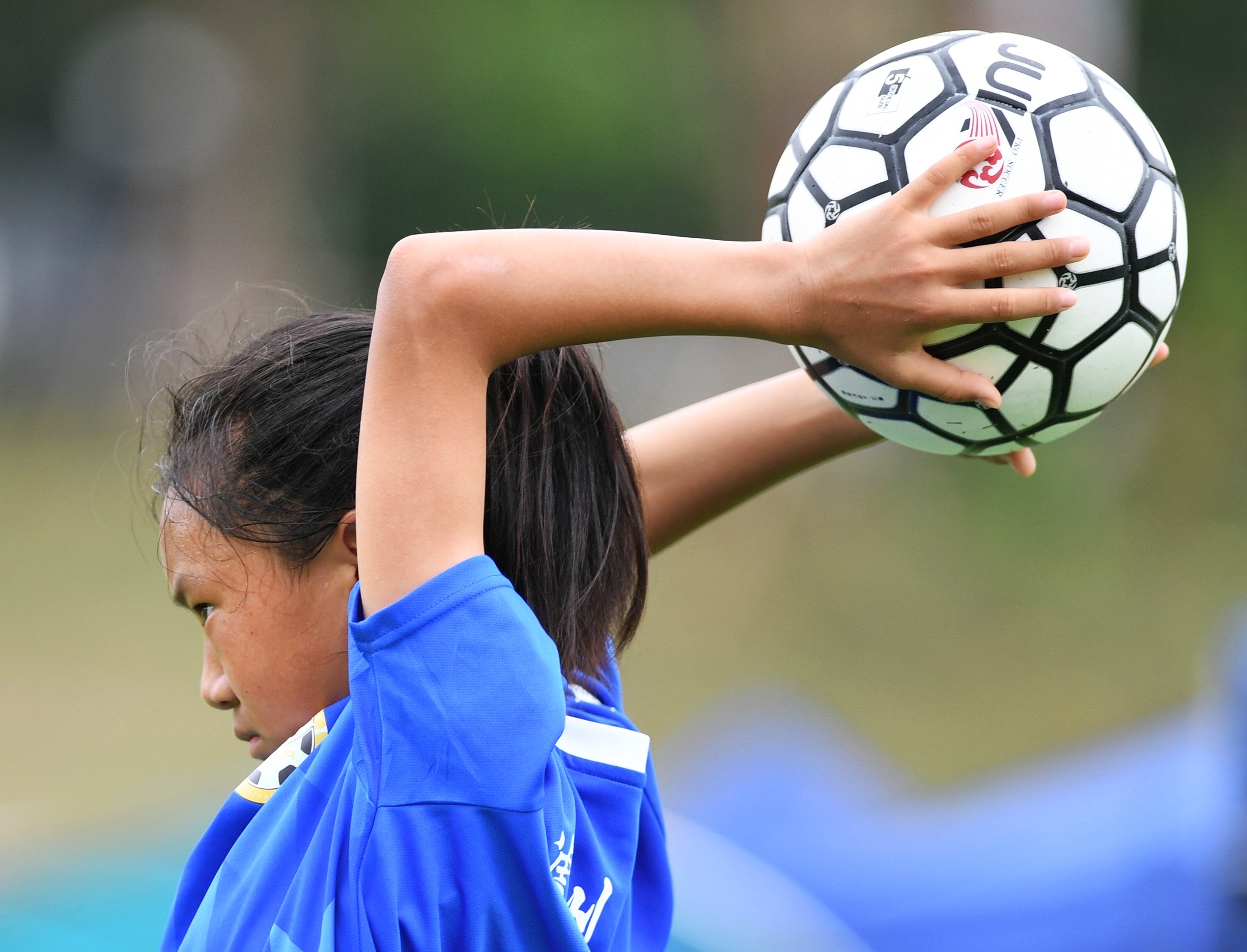 凉山彝族足球小将,大凉山里的足球员