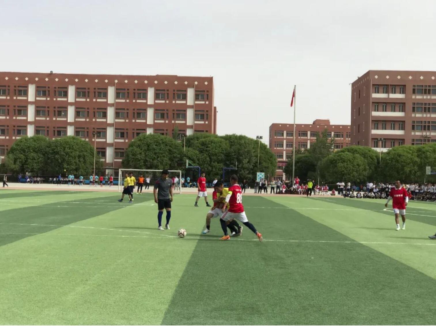 “运动交往、校际交流、文化交融”——巴楚县举行第一届“鹿谊杯”教职工足球邀请赛