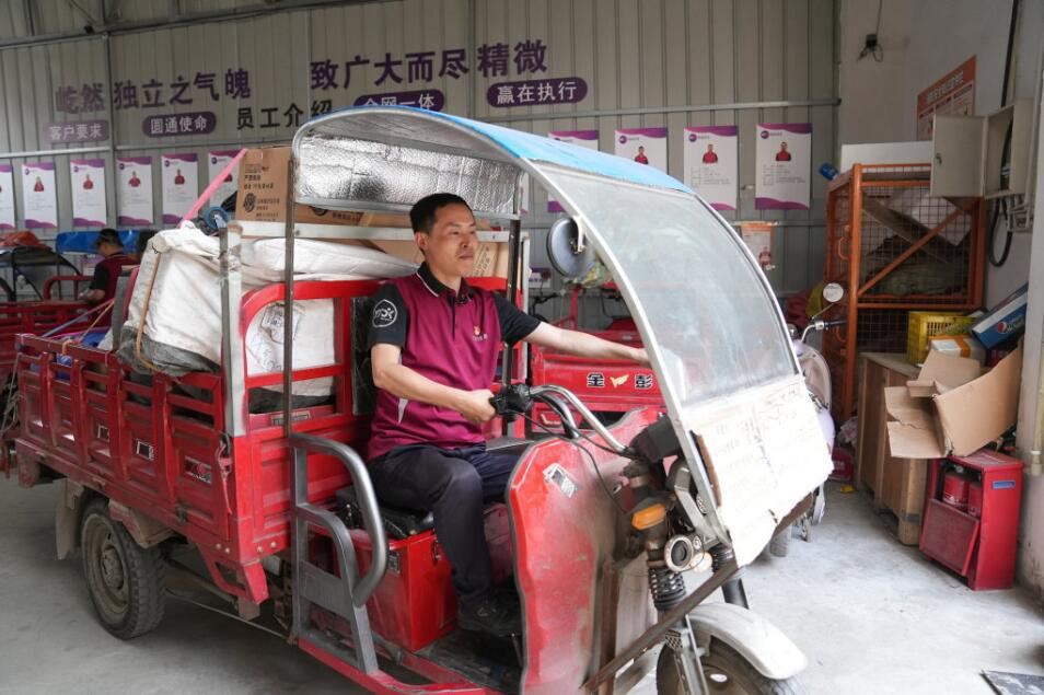 C视频|快递小哥唐建：自己“淋过雨”，所以愿意为他人“撑把伞”|人境·后浪