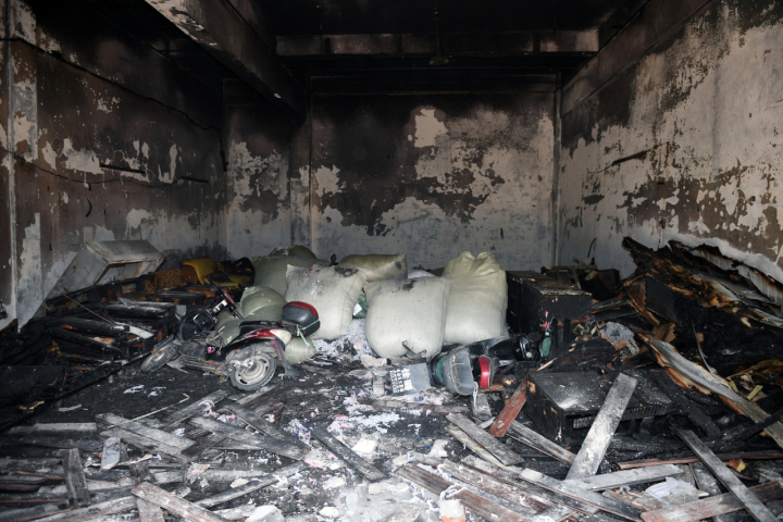 火场出现大量浓烟时应怎样前行,当火场有浓烟时正确的逃生步骤