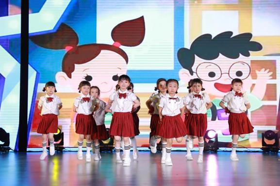 七彩童年迎春晚会,七彩童年幼儿园六一儿童汇演视频