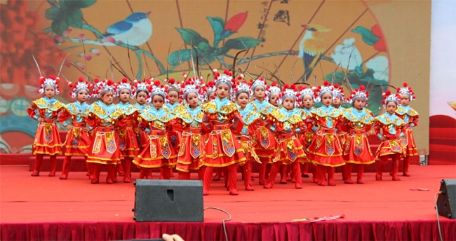 童心向党传承红色基因板报,童心向党传承红色基因朗诵