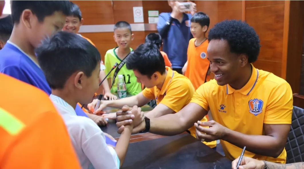 “校园足球·让生活更美好”——联盛生活携手江西庐山队走进濂溪一小