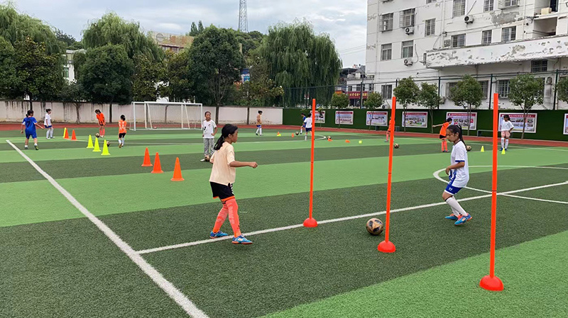 大别山深处，爱足球的孩子再也不怕摔