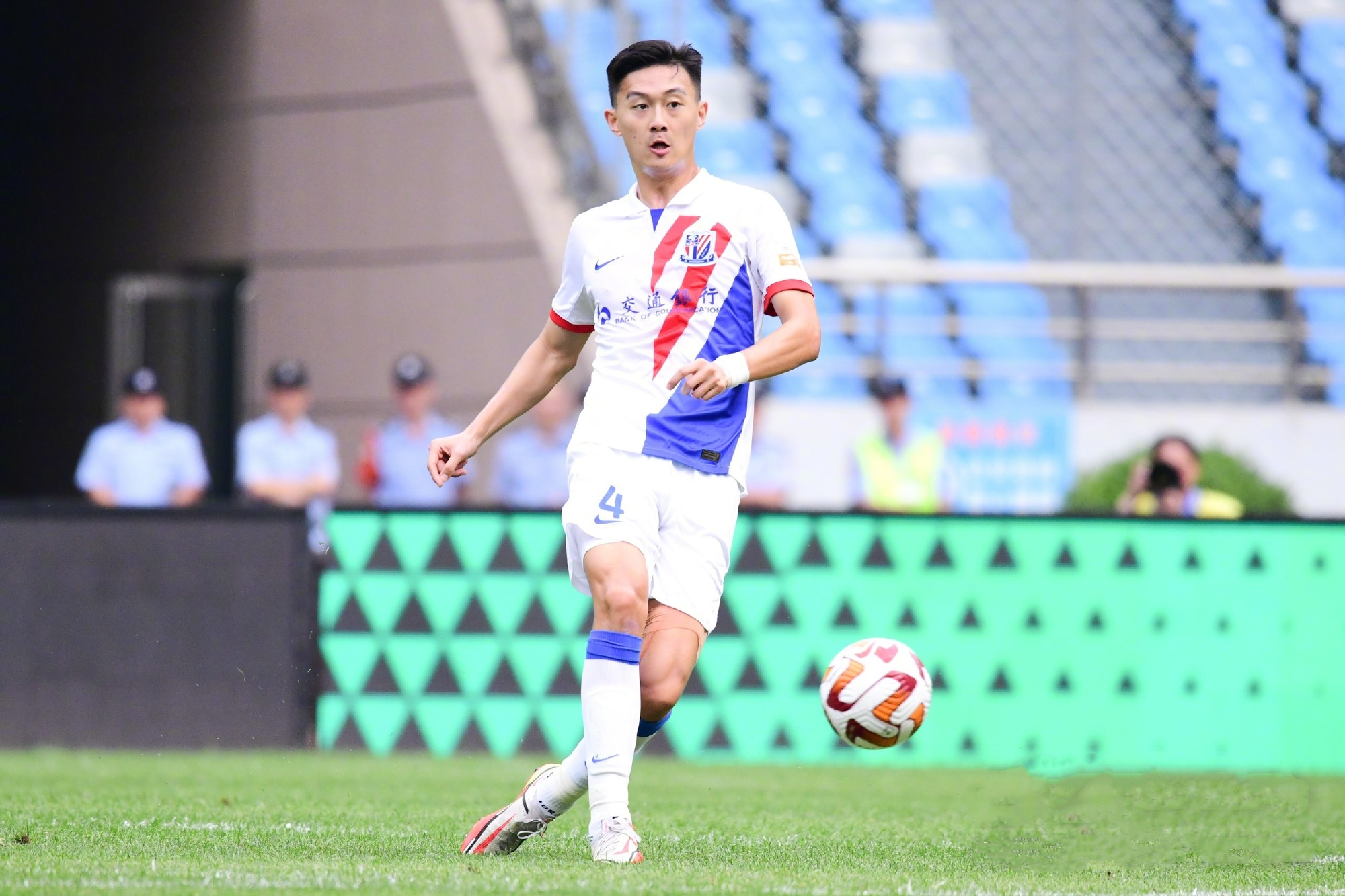 蒋圣龙为啥不踢前锋而是后卫,蒋圣龙禁区过人