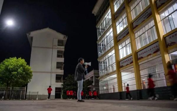 张桂梅连续12年坚持送考慢动作,张桂梅连续13年送考评论