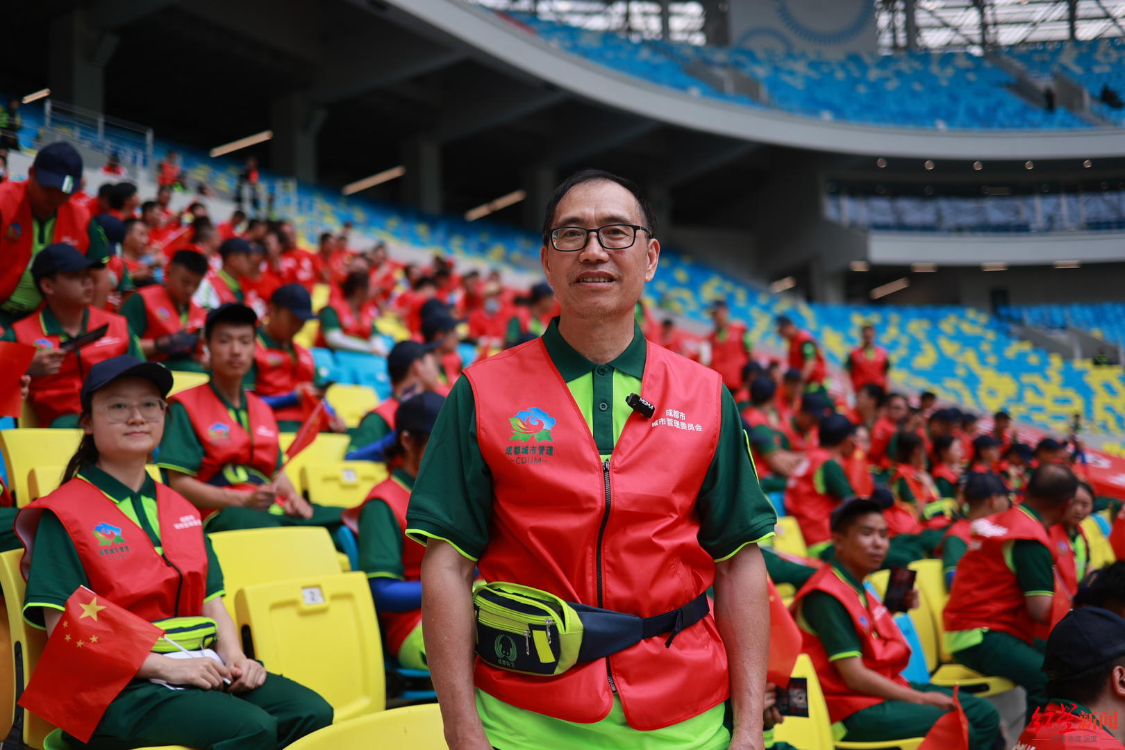 城市一线建设者相约凤凰山，为足球呐喊，为成都助威！