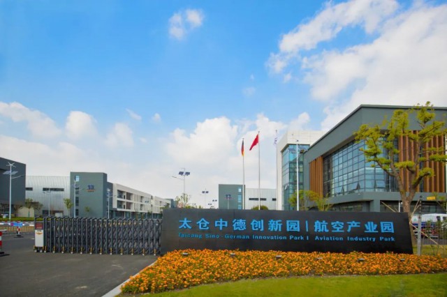 逐梦蓝天迎风起航,逐梦蓝天飞鹰起飞