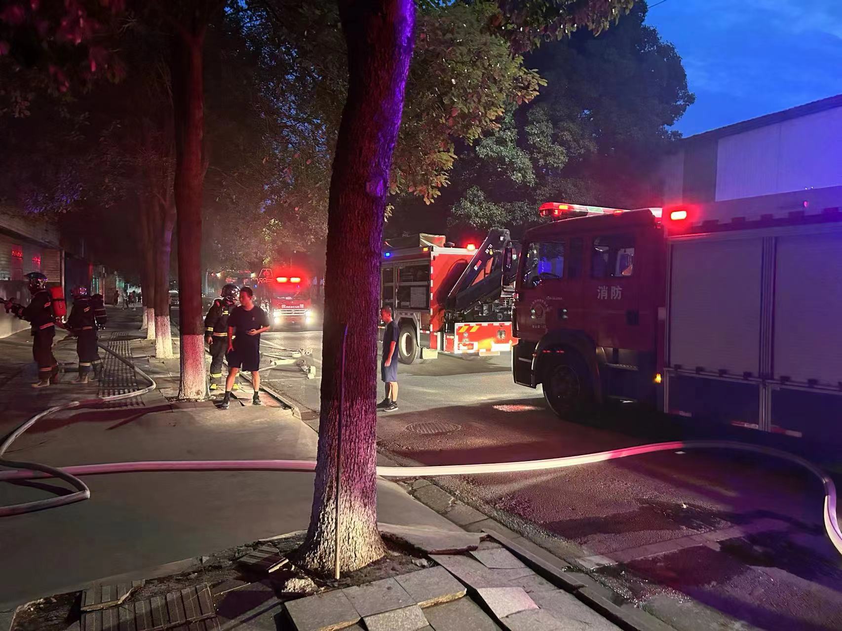 执勤途中遇火情警民合力将火扑灭,为热心市民点赞火灾无情防火先行