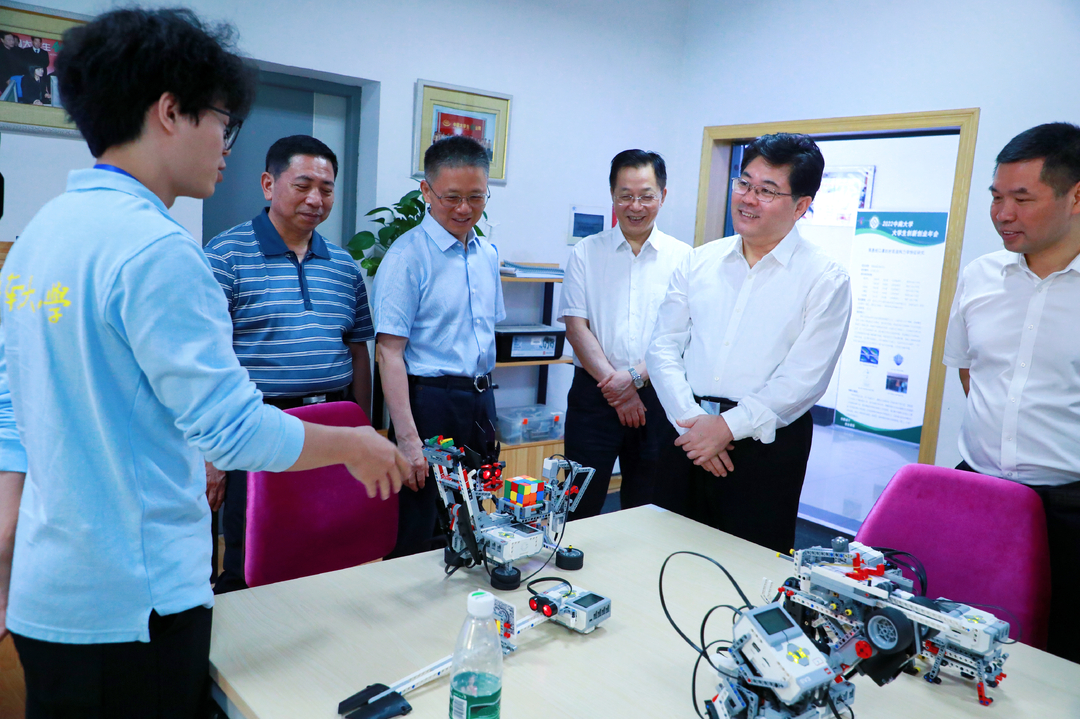 企业家进校园创业大讲堂,企业家就业创业故事