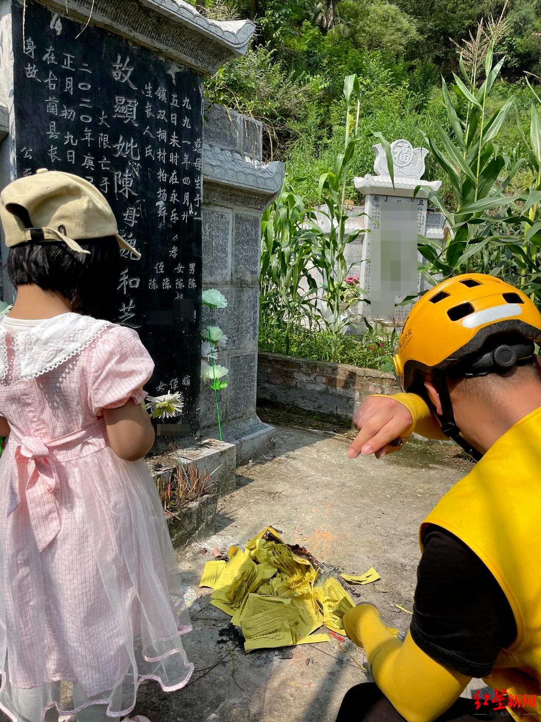 “女儿在妈妈坟前跳舞”感动网友!对话父女:妻子患癌早逝常去祭奠,女儿说“特别想妈妈”