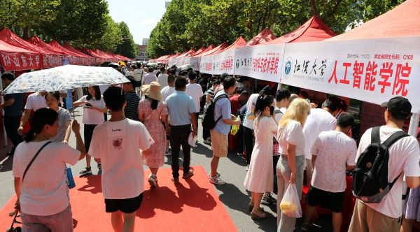 江汉大学校园开放日受热捧，不少外地考生和家长赶来“探班”