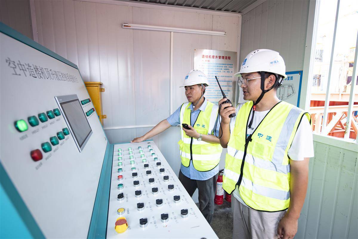 空中造楼机500米,新型载物爬楼机