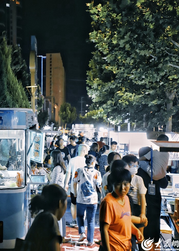 地摊经济健康发展两条政策建议,绿洲时代广场地摊