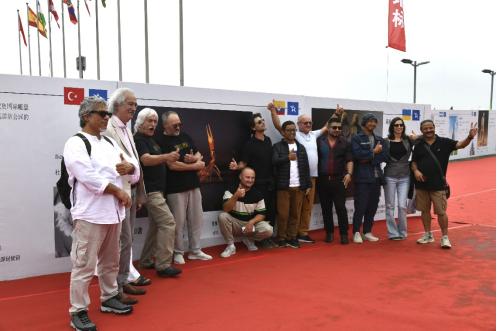 璁╀笘鐣岃仛鐒﹀搱灏旀花,璁╀笘鐣岀埍涓婂搱灏旀花