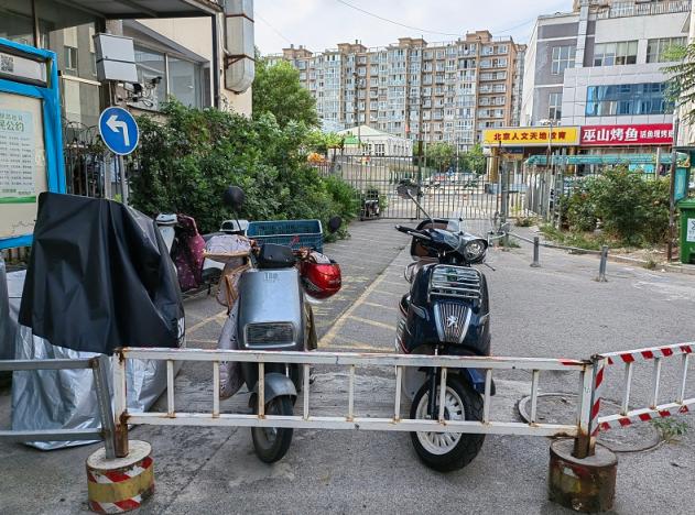 记者调查小区消防设施岂能成摆设,无人管理的小区阻挡消防通道