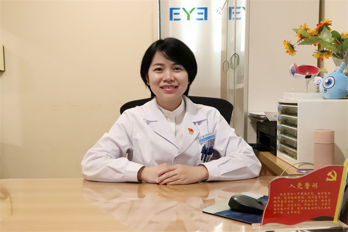 小男孩不慎将502滴入眼睛,被502粘到眼睛一秒解决方法