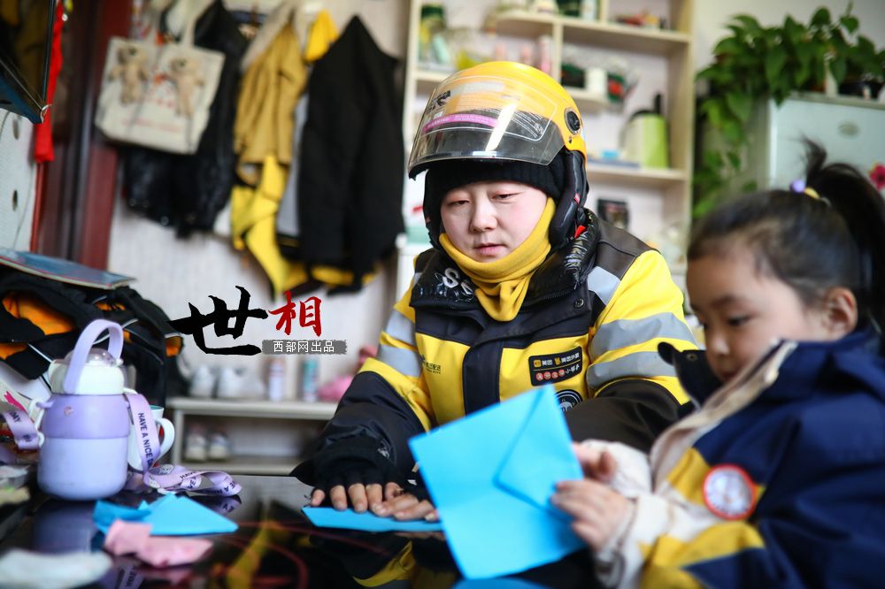 世相丨全国最美外卖配送员胡月月：更是“超人妈妈”！