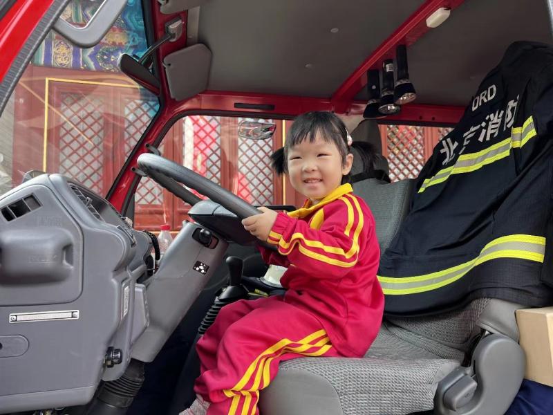 北京幼儿园消防安全教育培训,幼儿园萌娃走进消防员队