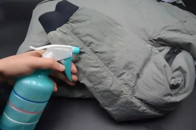 用洗衣机洗羽绒服的正确方法,在家洗衣服羽绒服的正确洗法