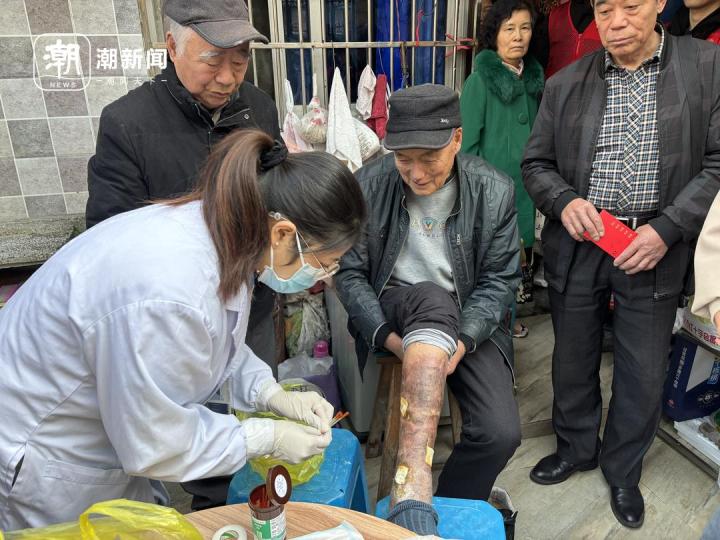 潮声丨十年如一日，他们为大山里这群老人当“修脚工”