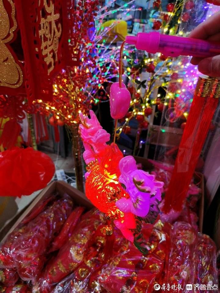 龙元素发光饰品,“龙元素”商品销售火热