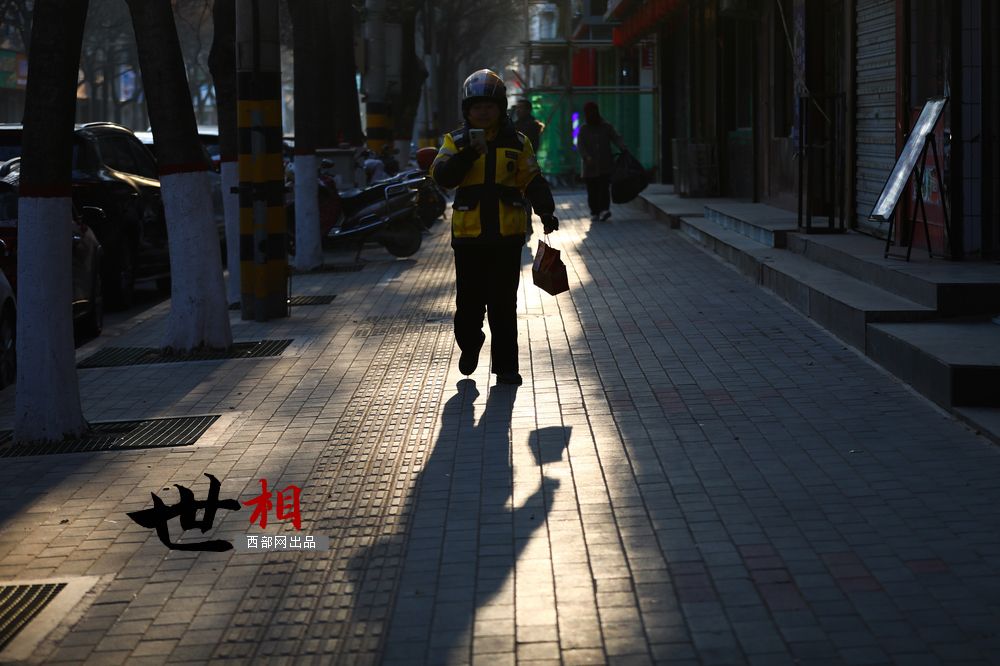 世相丨全国最美外卖配送员胡月月：更是“超人妈妈”！