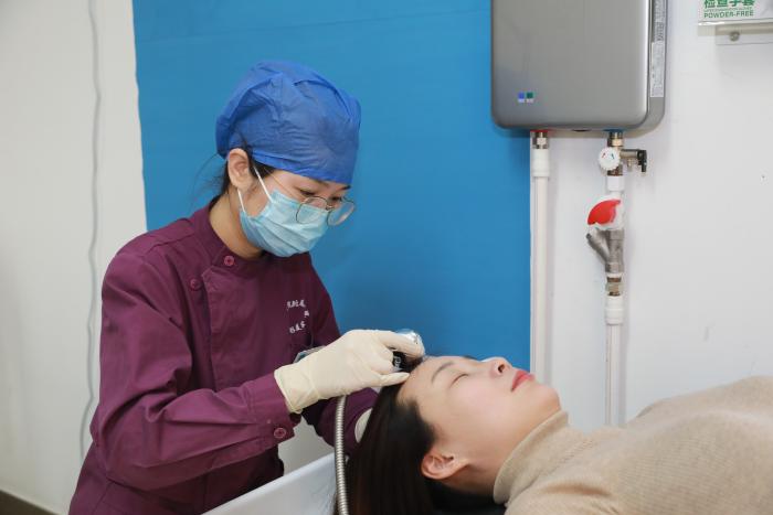 哈尔滨年轻人经常脱发怎么办,乌鲁木齐青年人脱发怎么治