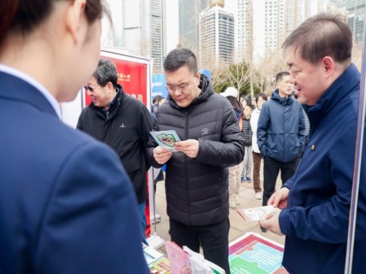 中国人寿青岛市分公司参加“金融消保在身边保障权益防风险——青岛金融CityWalk城市漫步之普惠金融宣传活动”