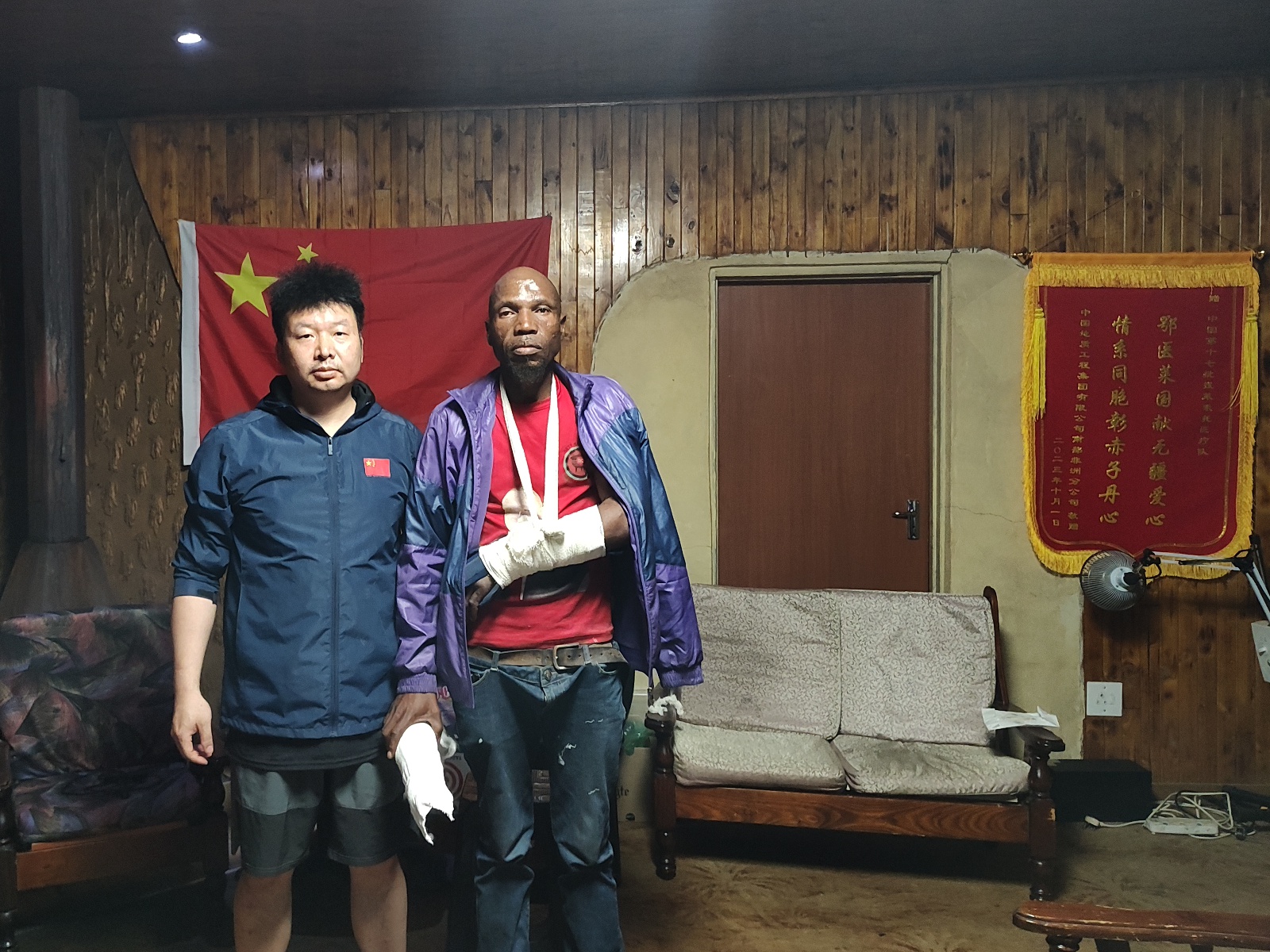 武汉骨科医生抵达首日患者就“找上门”，中医正骨手法技惊莱索托